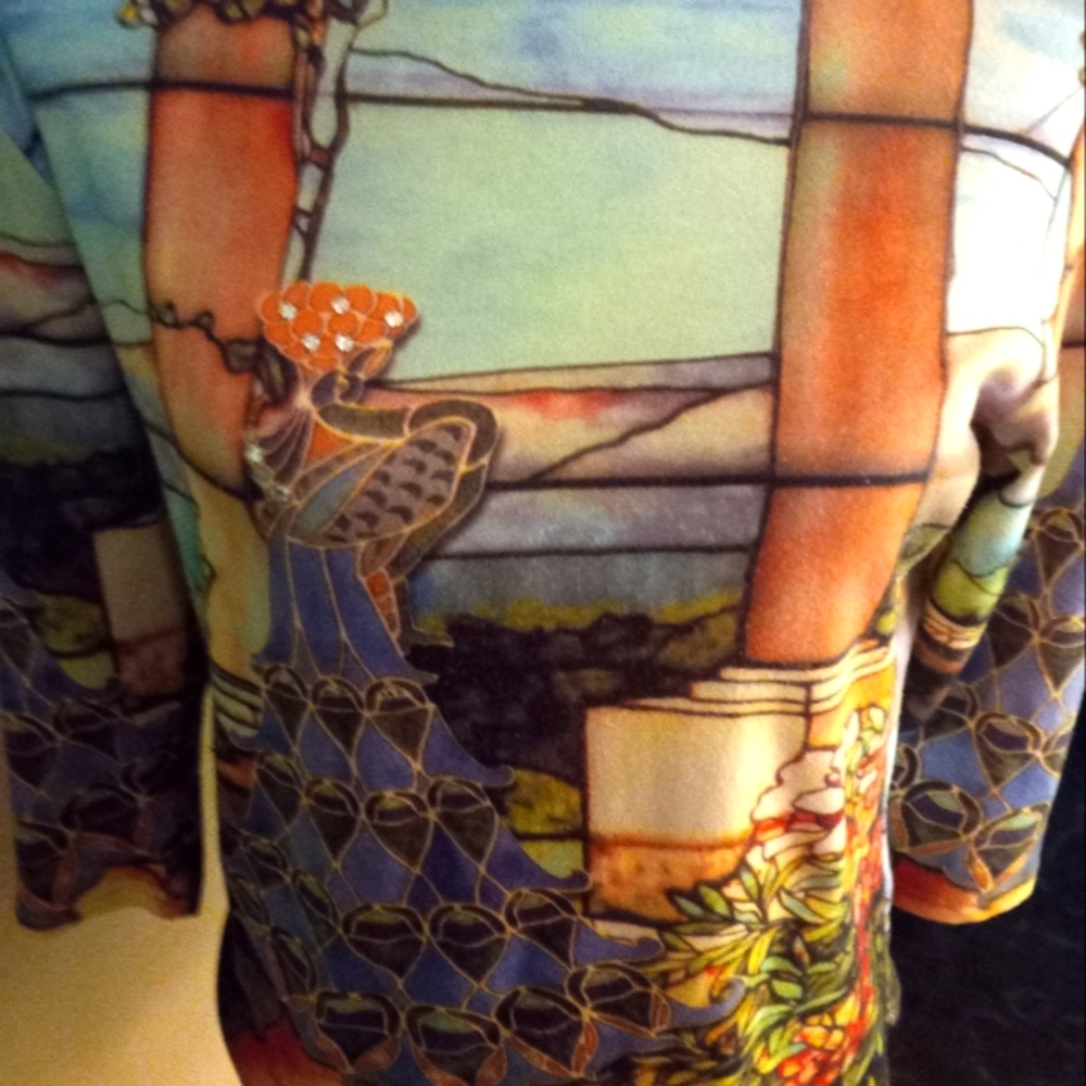 Used,not new long sleeve stretch knit peacock print poly/lycra top size large.